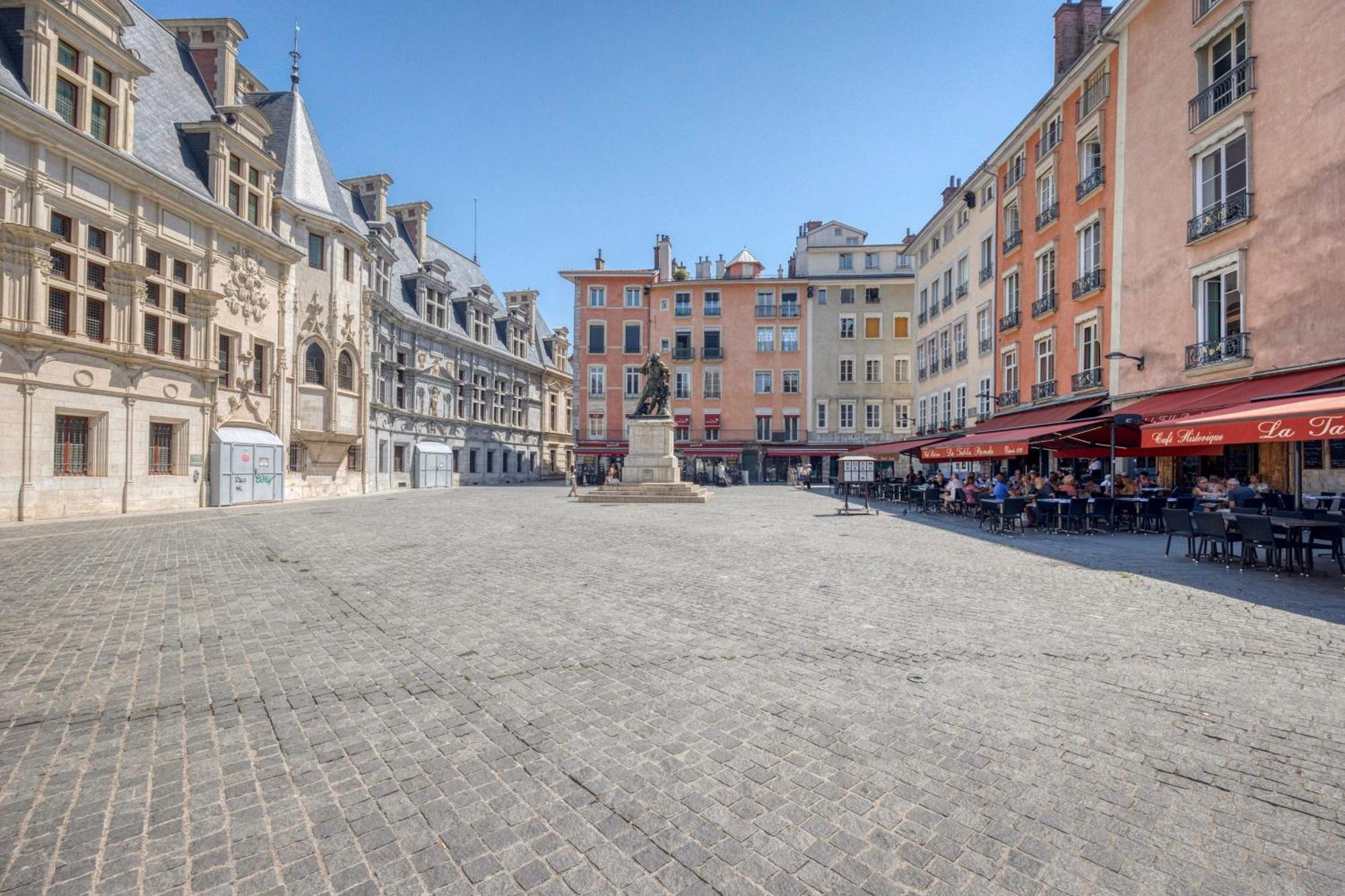 Le Brocherie - Place Aux Herbes - Quai De Grenoble