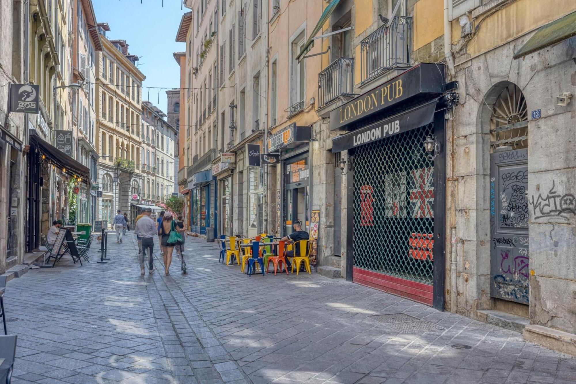 Le Brocherie - Place Aux Herbes - Quai De Grenoble